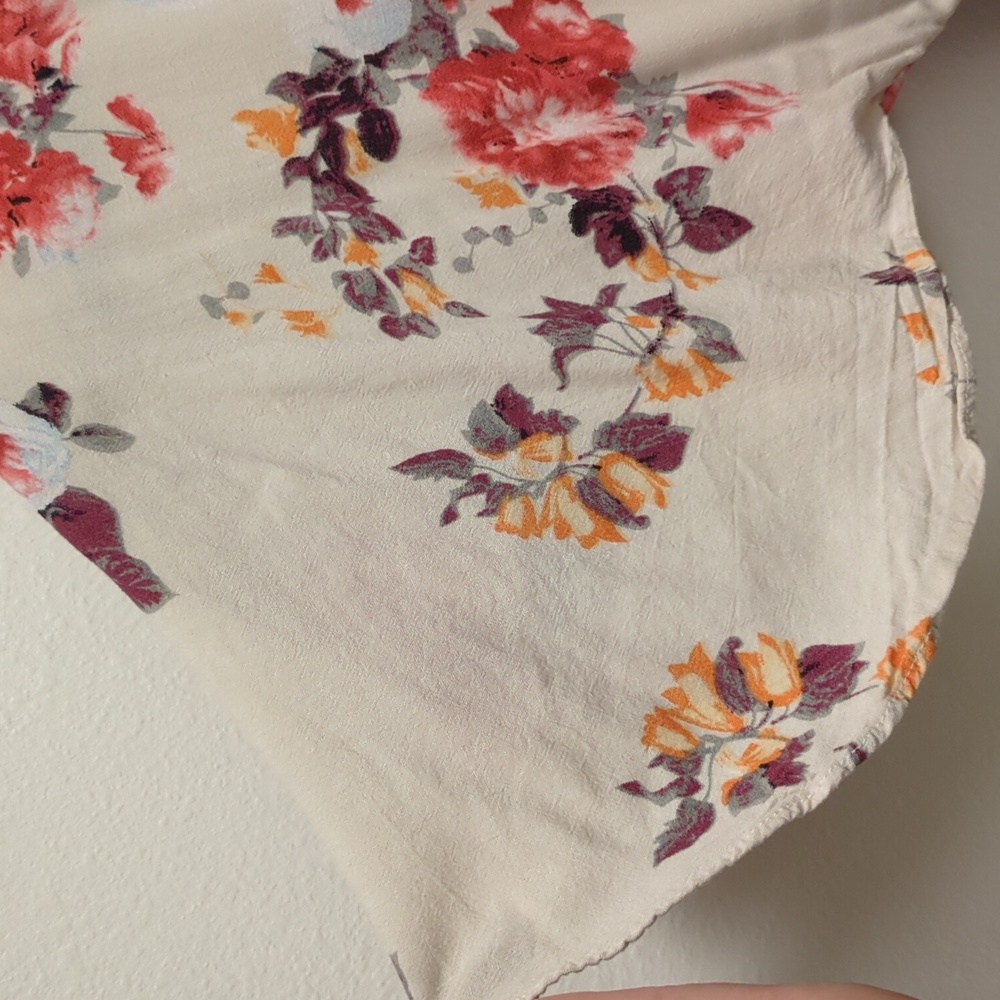 Aakaa Floral Wrap Dress – Boho-Inspired Elegance - Voluminous - Flowy - Delicate - Picture 9 of 12